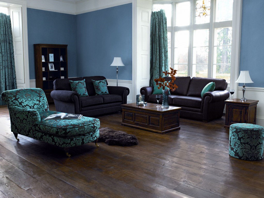 Une décoration de la chambre en bleu avec le plancher en bois
