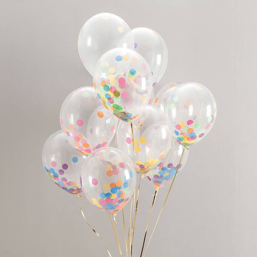 Pour que tout soit encore plus festif, remplissez les ballons d’hélium.