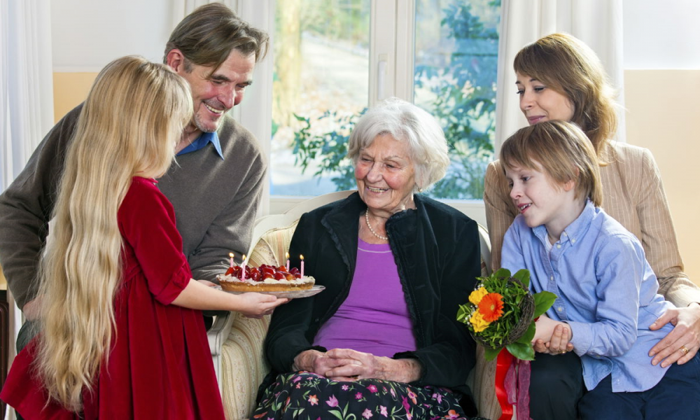 Toute la famille ensemble c'est la meilleure idée cadeau grand mère 80 ans