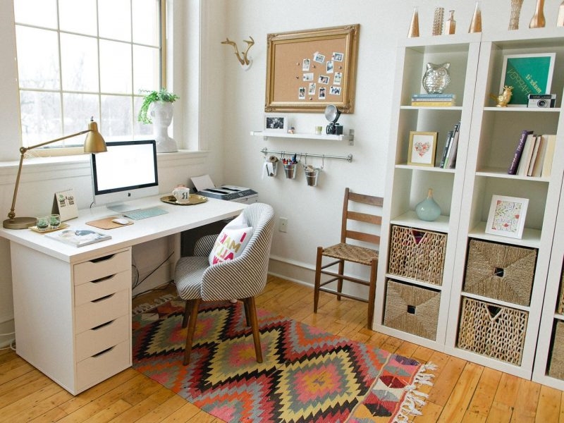 Idée déco bonus - si votre bureau n'est pas grand, décorez l'espace qui l'entoure.