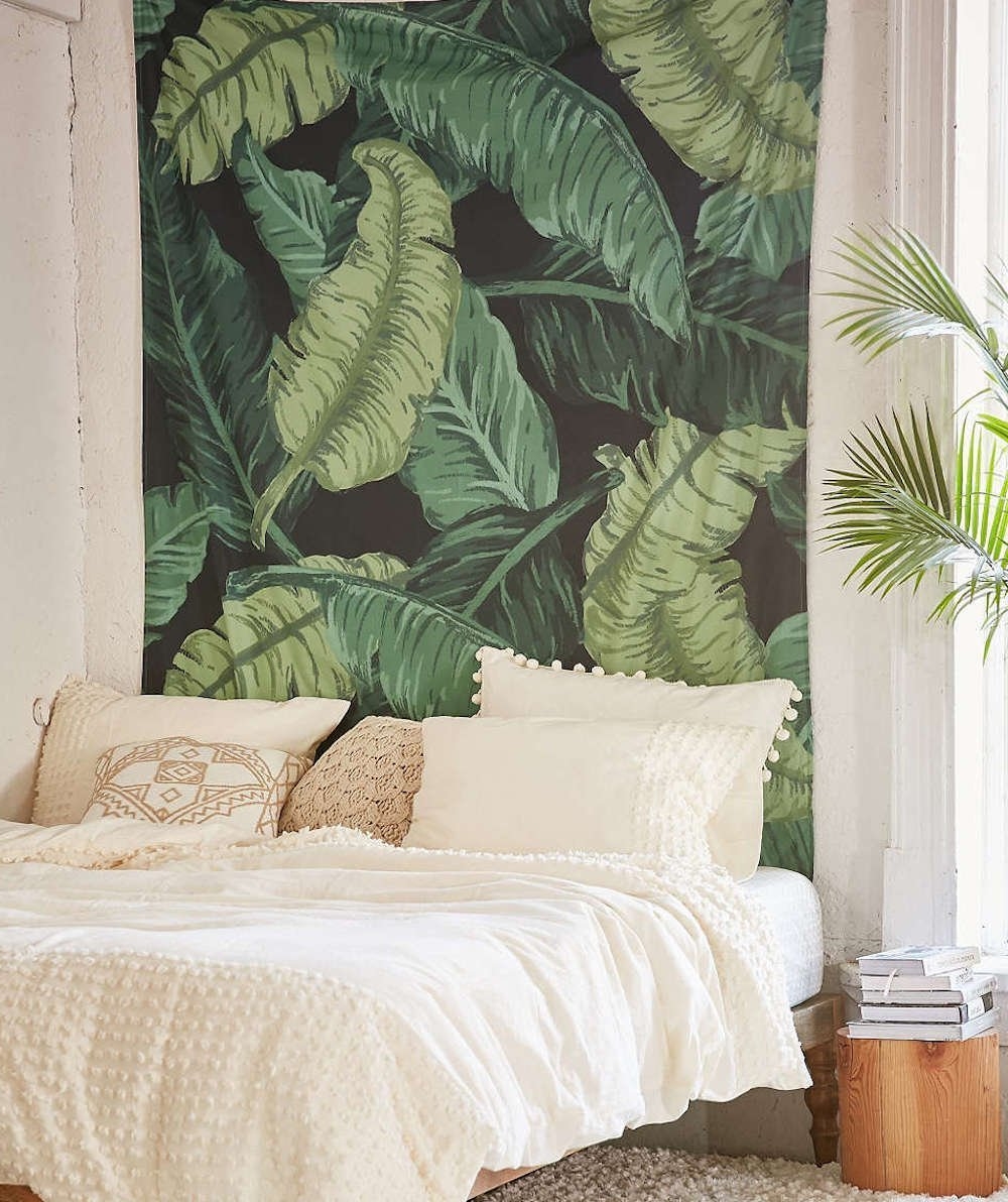 Il est possible de créer une sensation estivale sans fin dans votre chambre à coucher avec des papiers peints tropicaux.