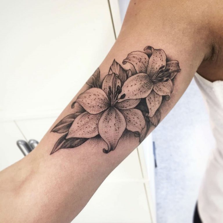 Tatouage Lys Noir Et Blanc 40 idées de tatouage fleur de lys et son signification - Mode et Beauté