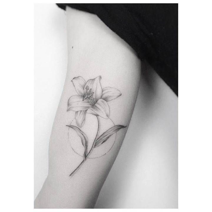 Le tatouage de fleur de lis est très populaire parmi les filles, exprimant la valeur totale d'un tel personnage - l'harmonie, la connaissance de soi, la générosité et la tendresse.