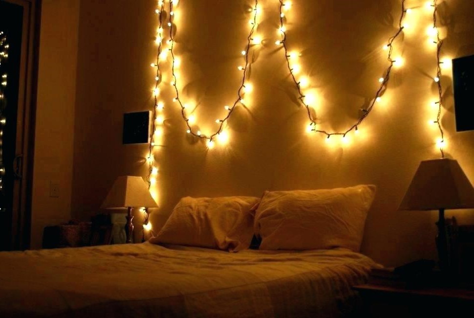 Pas de tête de lit dans votre chambre? Aucun problème. Vous pouvez quand même éclaircir l'espace au-dessus de votre tête pour créer une atmosphère romantique.