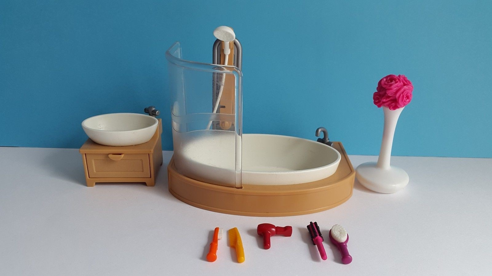 La baignoire et quelques accessoires de la salle de bain Playmobil 5330