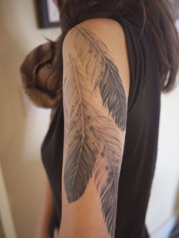 Le tatouage plume peuvent avoir un sens différent, mais le premier point à souligner est celui associé au concept de liberté.