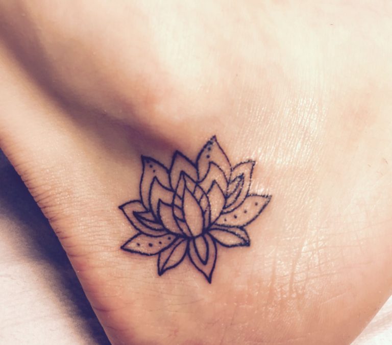 Tatouage Fleur De Lotus Pied 40 idées de tatouage de fleurs. Quelle est leur signification? - Mode