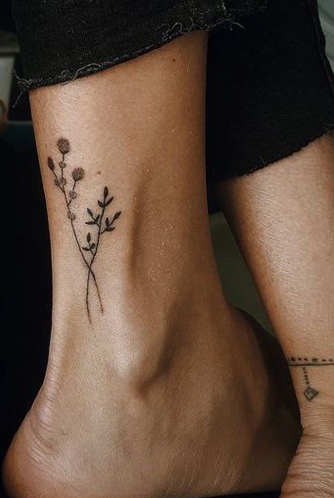 Les fleurs sont belles et on les voit presque partout. Par conséquent, il est naturel que ce soit un choix populaire pour un tatouage de femme.