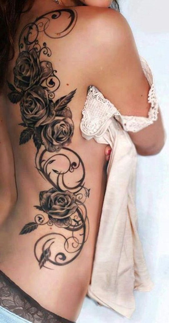  122/5000 Plus tard, il était courant pour les hommes de choisir des roses de tatouage pour leur poitrine avec le nom de leur amoureux incorporé dans le dessin.