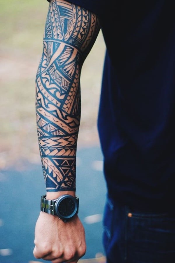 Il existe deux motifs pour les tatouages maoris - le motif normal ne faisait que noircir les traits, tandis que le second visait à noircir le fond et à laisser les traits clairs - on l’appelait puhoro.