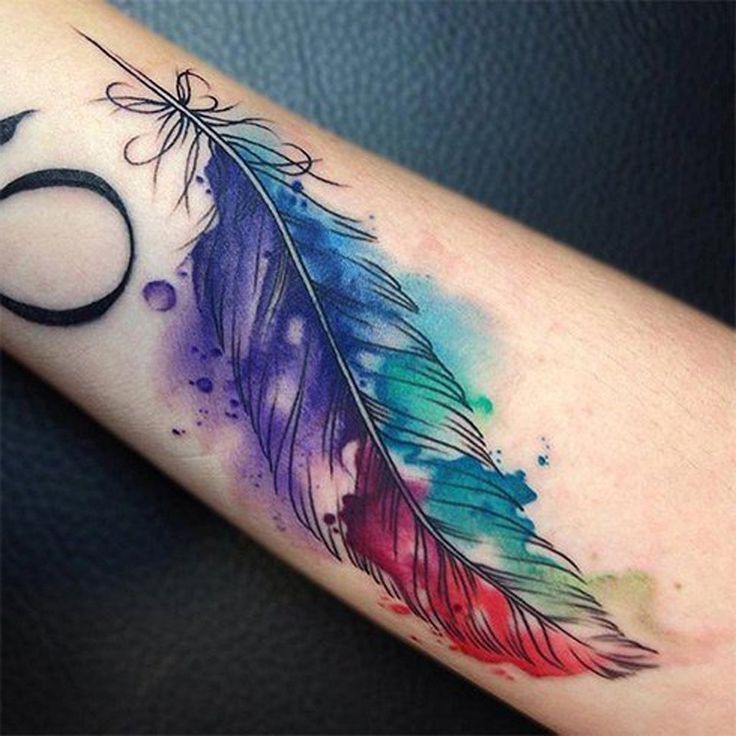 Une plume d'aile d'ange est un type courant de tatouage à la plume.