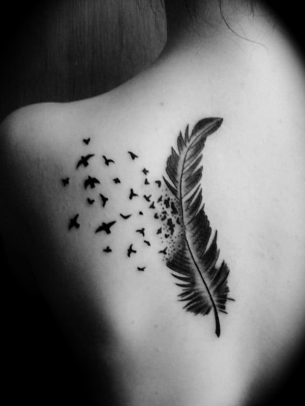 Le tatouage en plumes qui se transforme en oiseaux peut être une bonne représentation pour ceux qui aiment voyager ou pour ceux qui ont subi un changement dramatique dans leur vie.