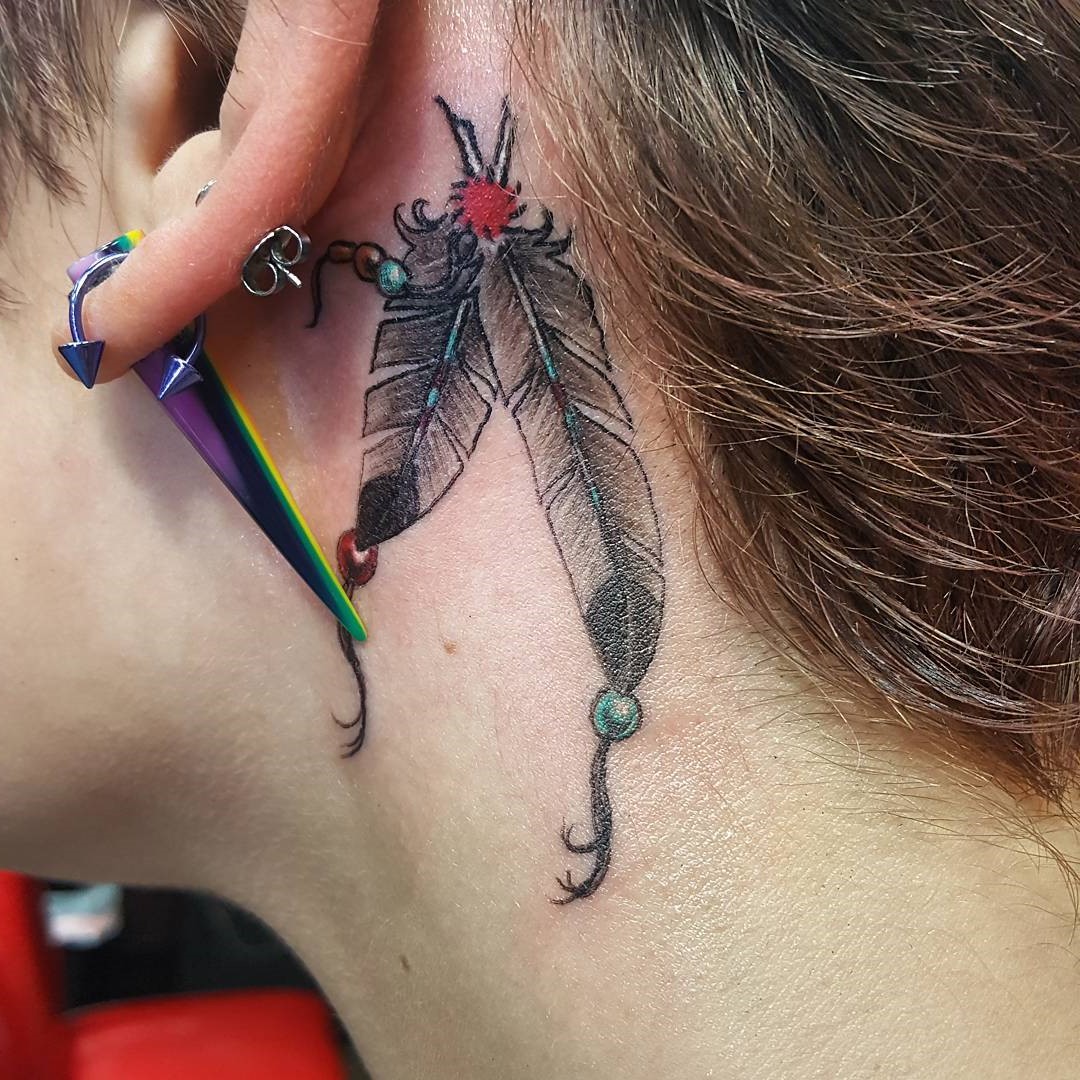Beaucoup de gens choisissent d'avoir leurs tatouages de plumes remplis de motifs pour leur donner un aspect agréable à l'œil ou pour leur ajouter un symbolisme supplémentaire.