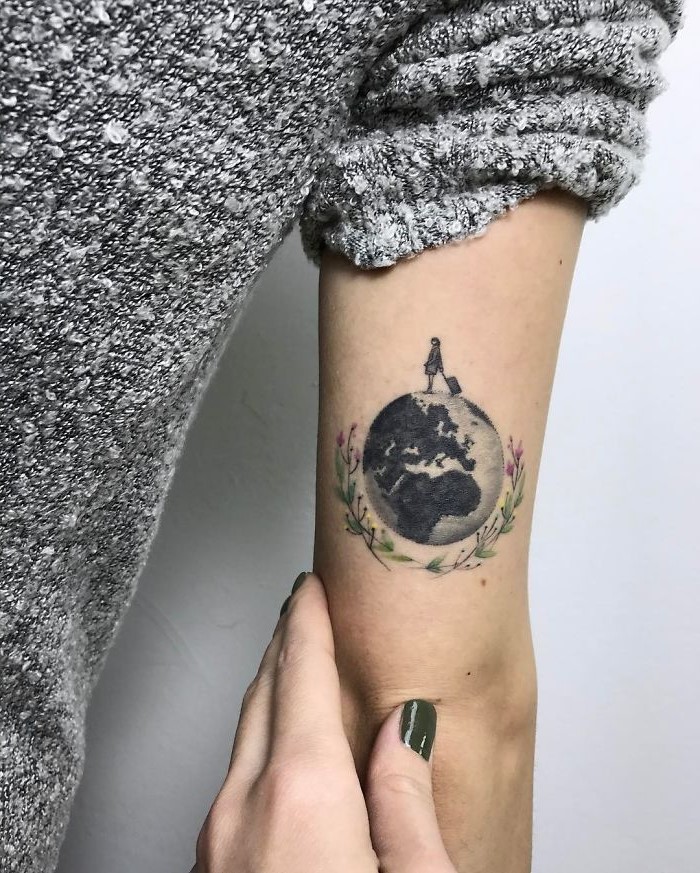 Le tatouage globe pourrait bien être le meilleur pour ceux qui veulent un design de petite ou moyenne taille.