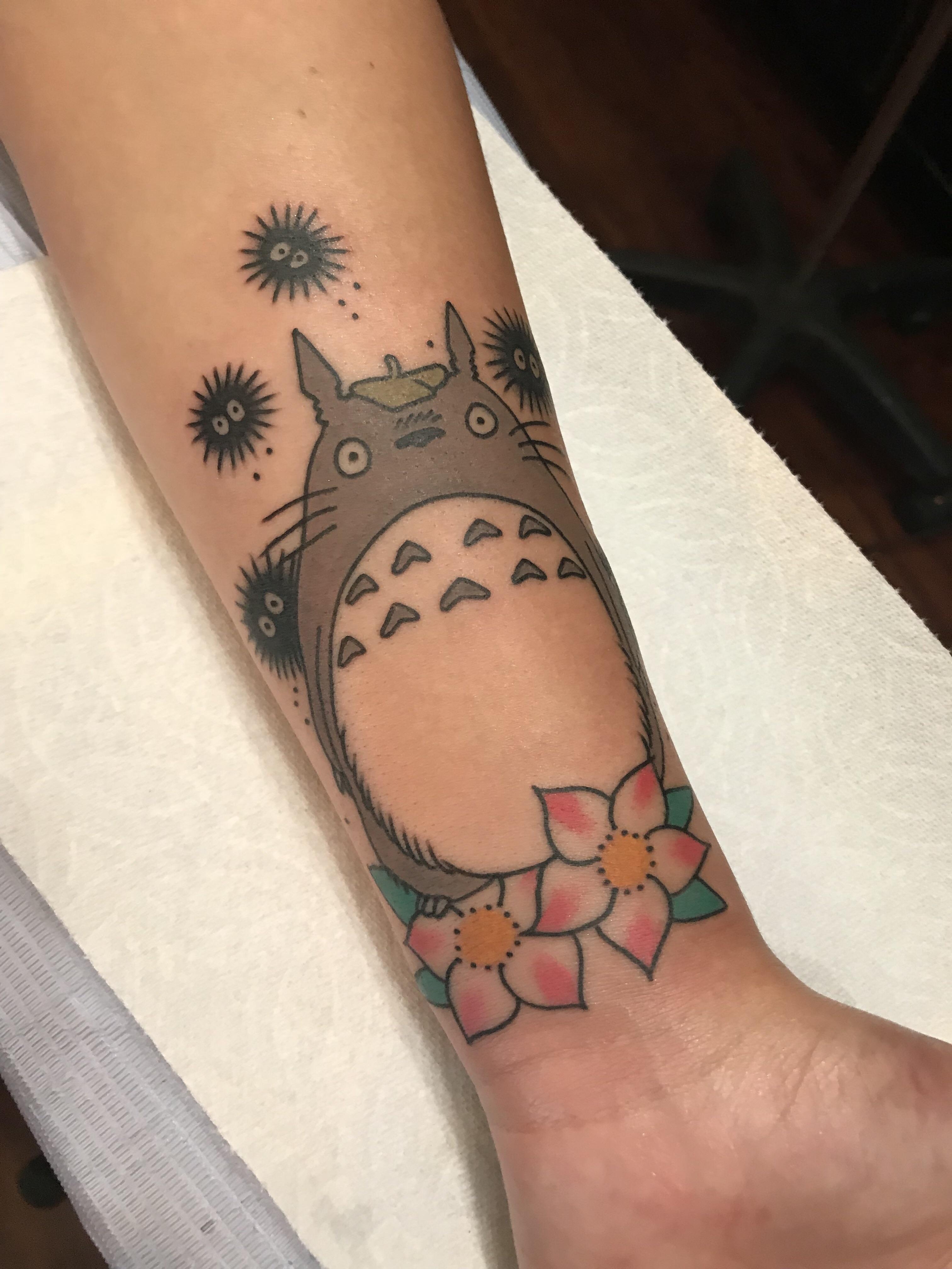 Totoro tattoo avec de petits noiraudes