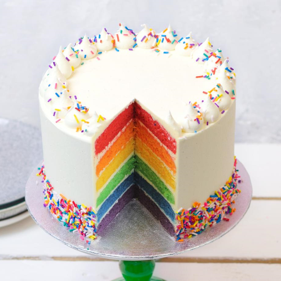 Trouvez l’inspiration avec nos idées de gâteau d’anniversaire à plusieurs étages avec les couleurs de l’arc en ciel