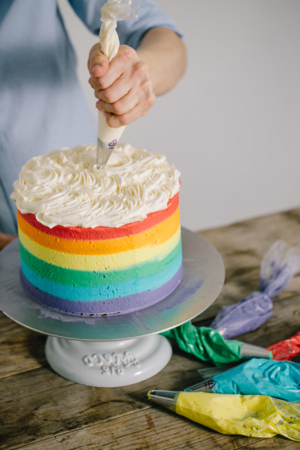Gâteau avec les couleurs de l’arc en ciel 