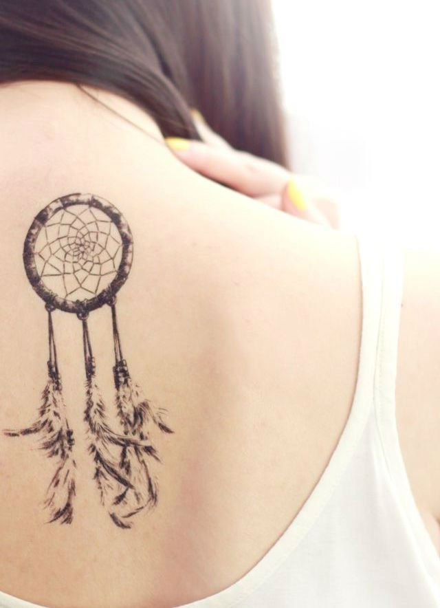 Alors que l'attrape-rêves est riche en histoire des Amérindiens, beaucoup de gens utilisent aujourd'hui ce symbole pour décrire leur foi et leur admiration pour leurs ancêtres, tout comme les tatouages indiens.