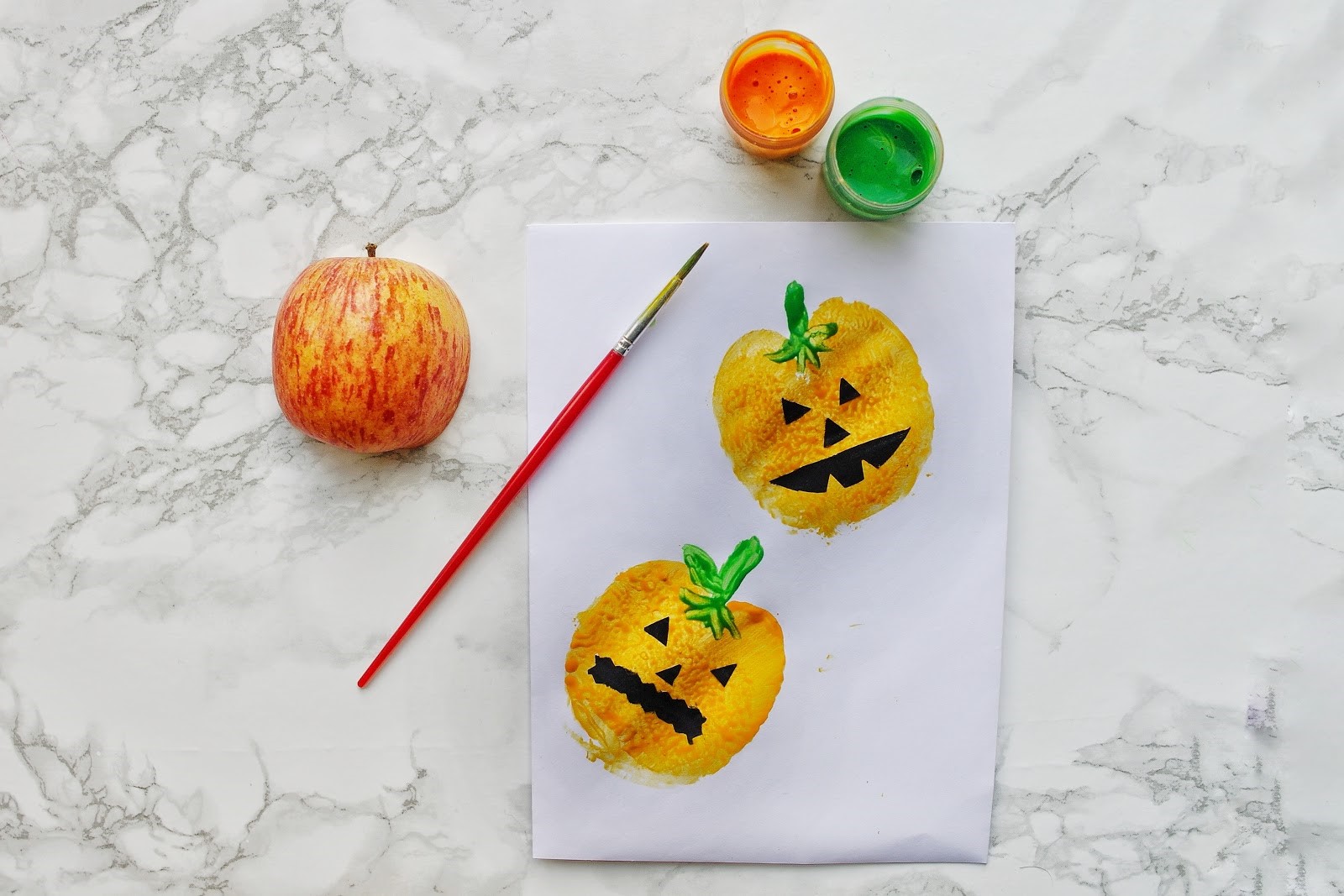 Bricolage d'Halloween pour les enfants de la maternelle: tampons de citrouille.