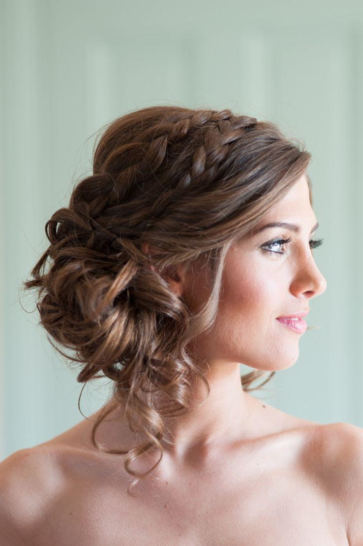 Une coiffure de mariage simple avec une tresse de cheveux longs