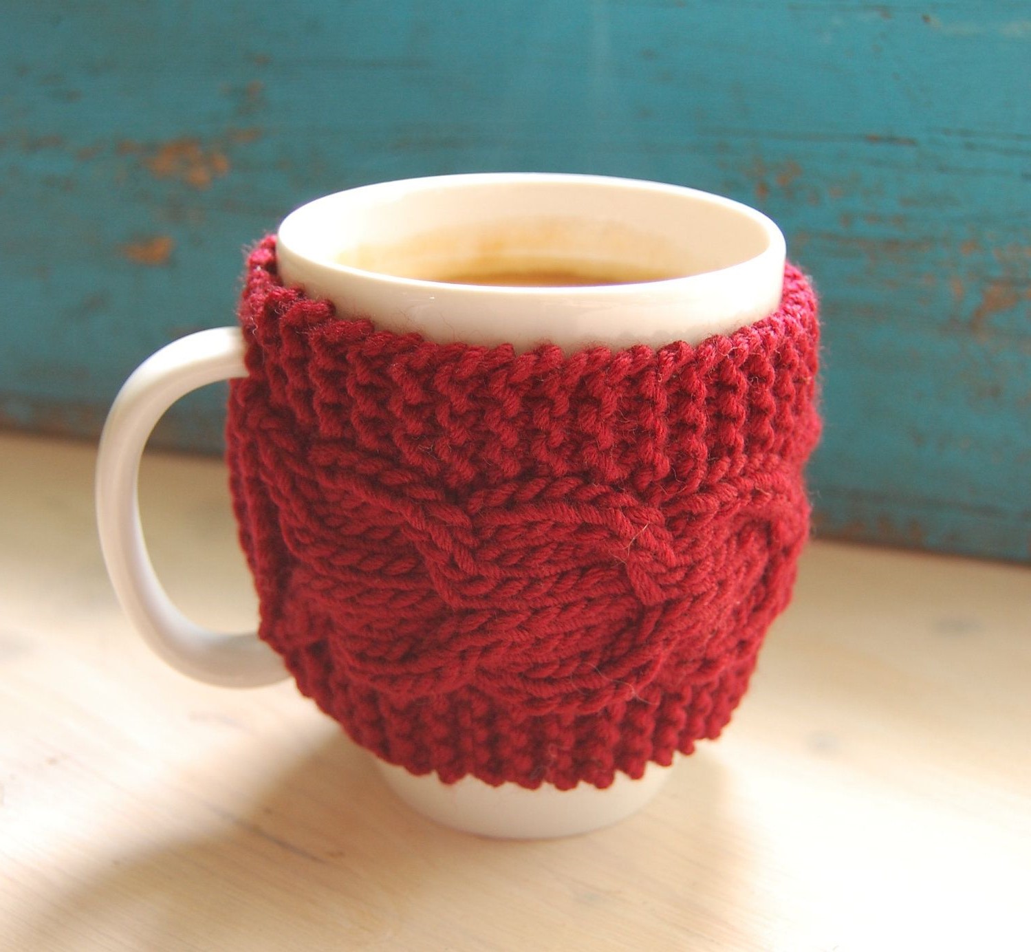 Idée de bricolage facile: chauffe-tasse en laine rouge.