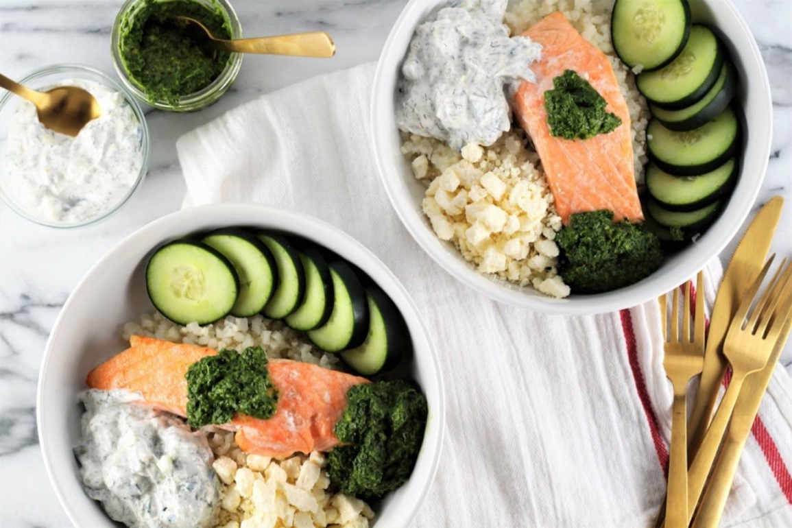 Idées déjeuner faciles: riz et saumon avec des légumes en accompagnement.
