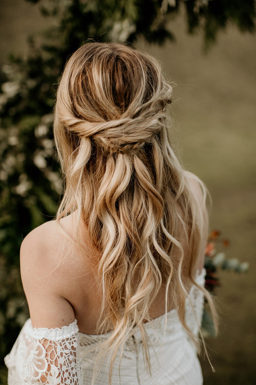 Coiffure de mariage facile avec des boucles.