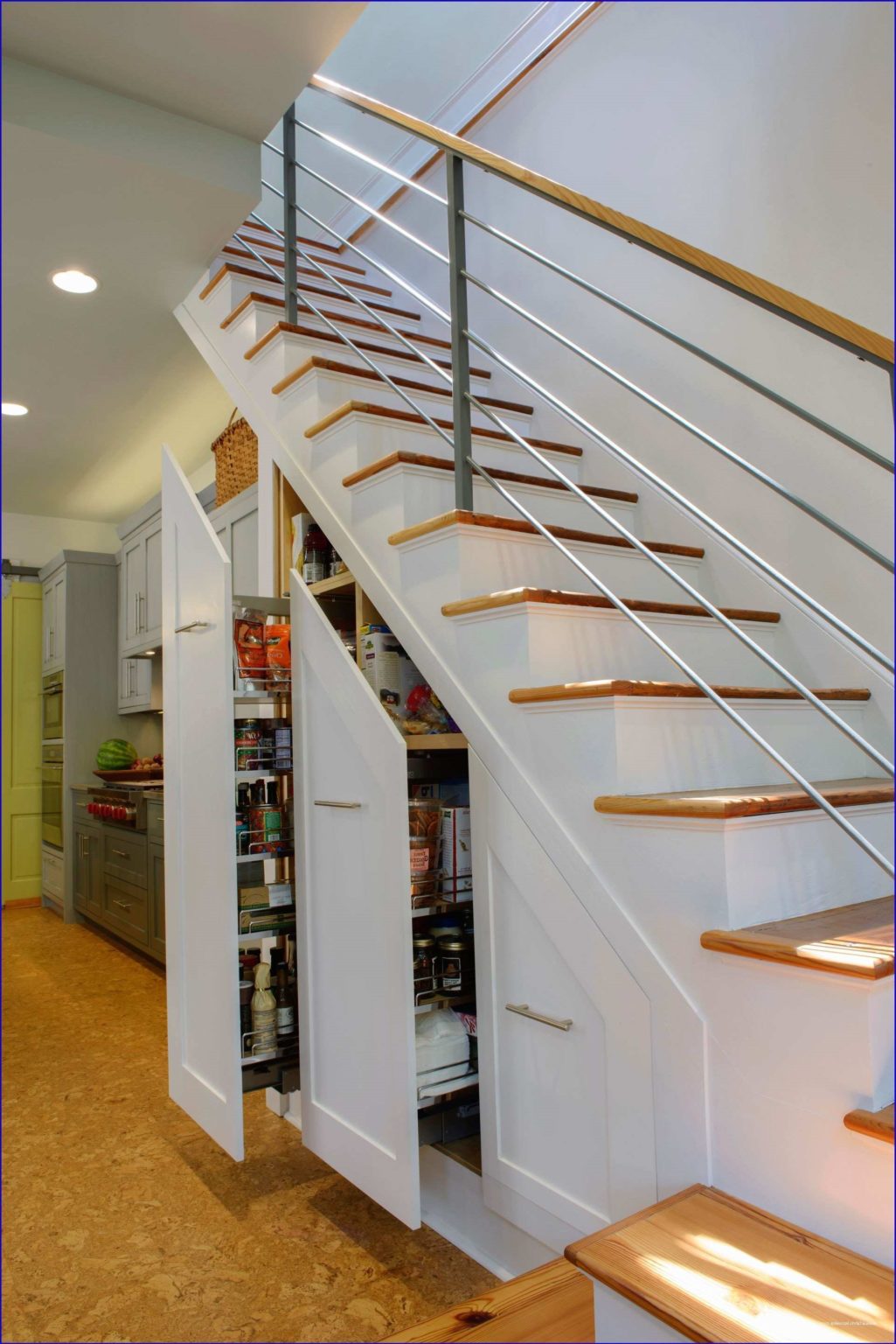 55 idées étonnantes et pratiques pour votre cuisine sous l'escalier ...