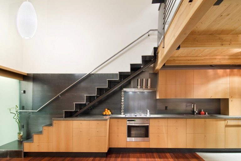 55 idées étonnantes et pratiques pour votre cuisine sous l'escalier ...