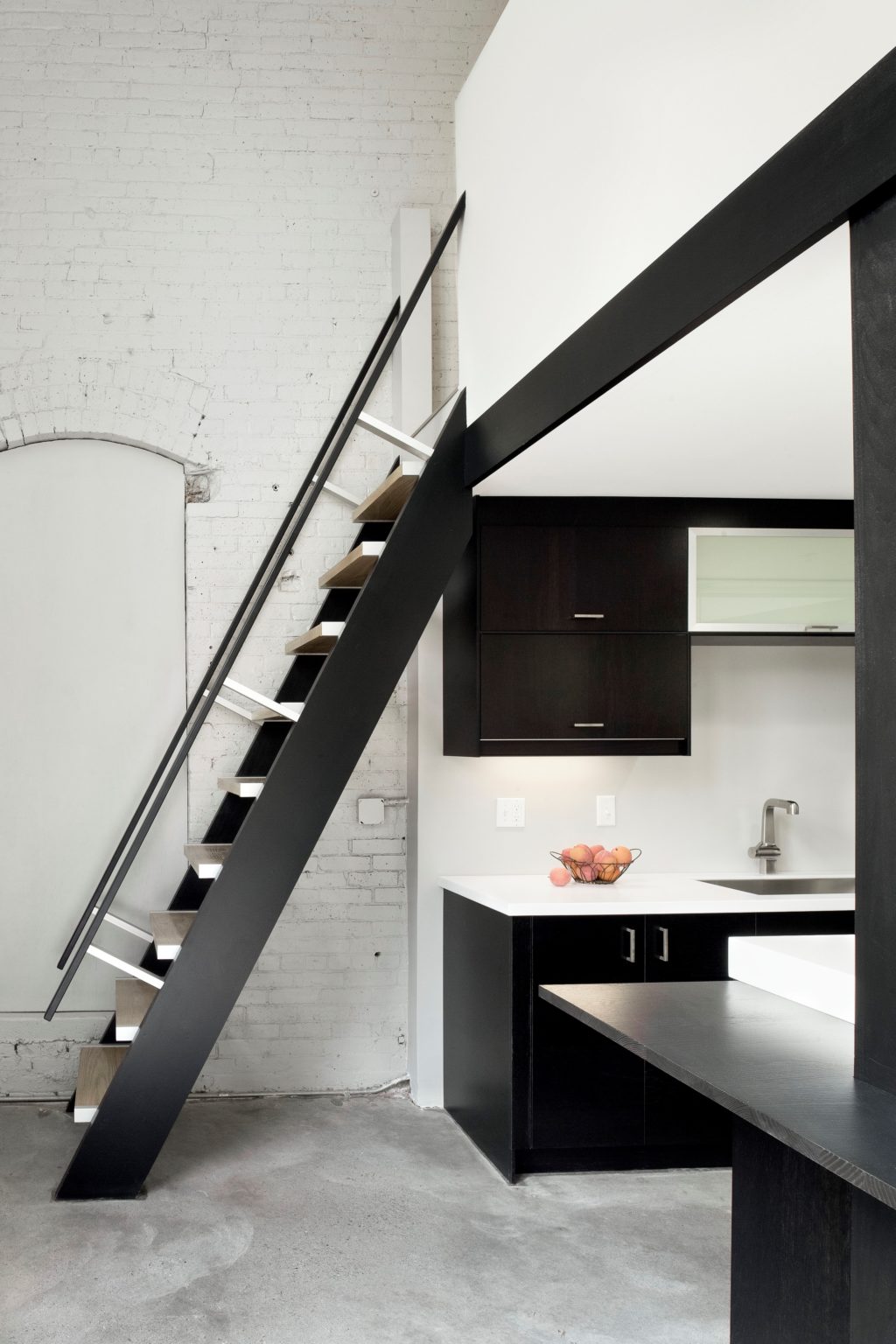 55 idées étonnantes et pratiques pour votre cuisine sous l'escalier ...