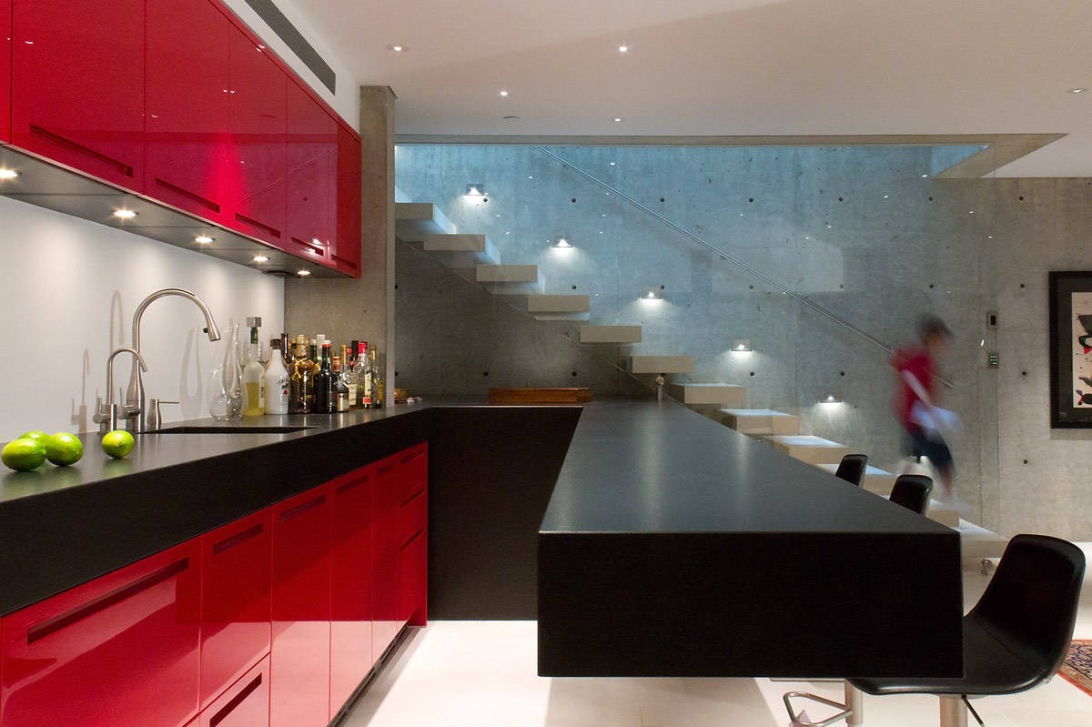 Cette cuisine sous l'escalier est un exemple de design moderne.