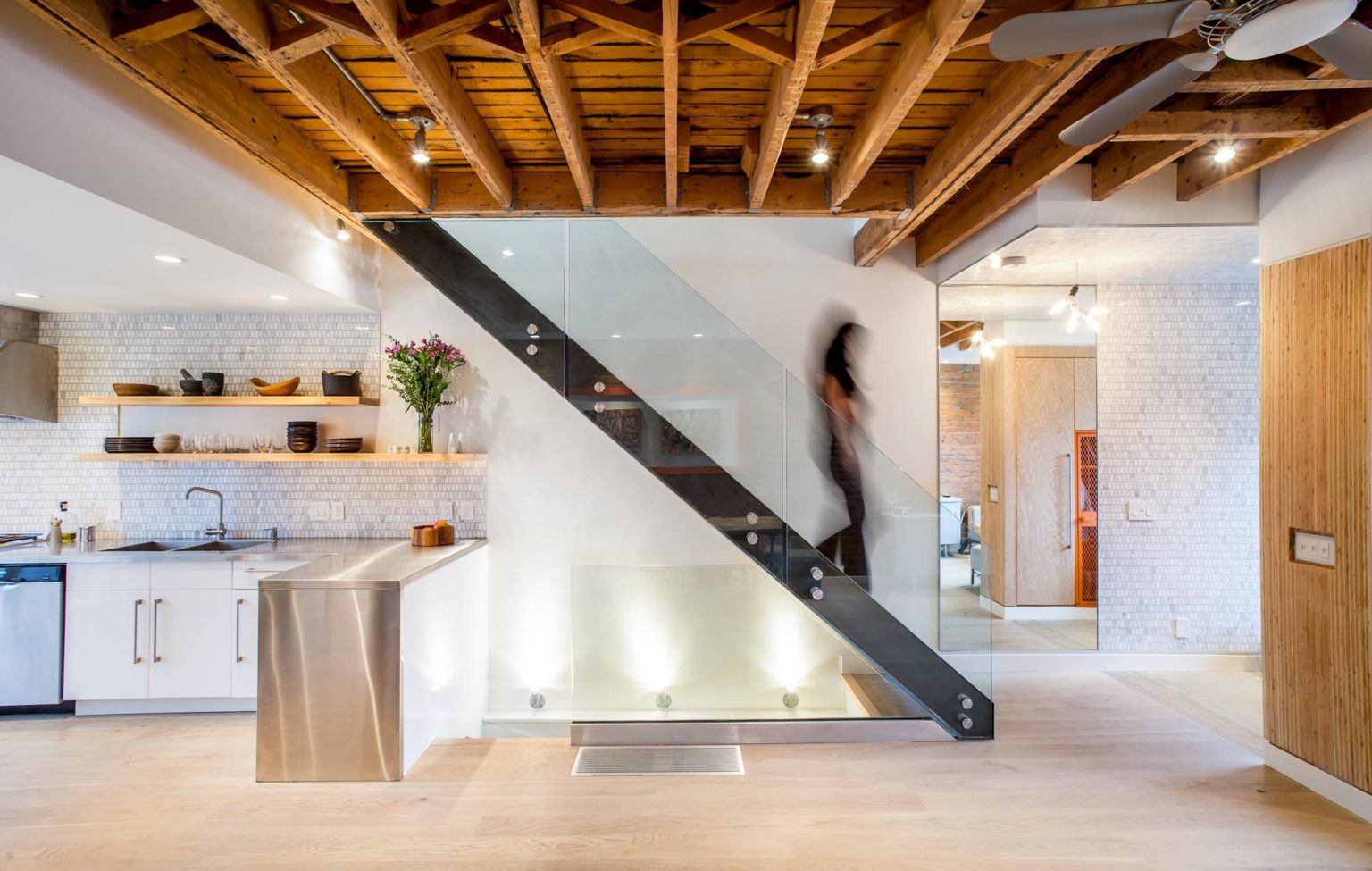 55 idées étonnantes et pratiques pour votre cuisine sous l'escalier ...