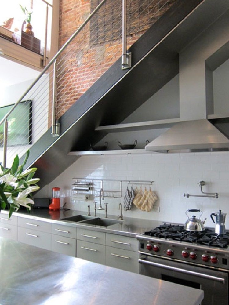 Un autre fait important est la partie de la cuisine qui a besoin de l'espace avec la plus grande hauteur libre.