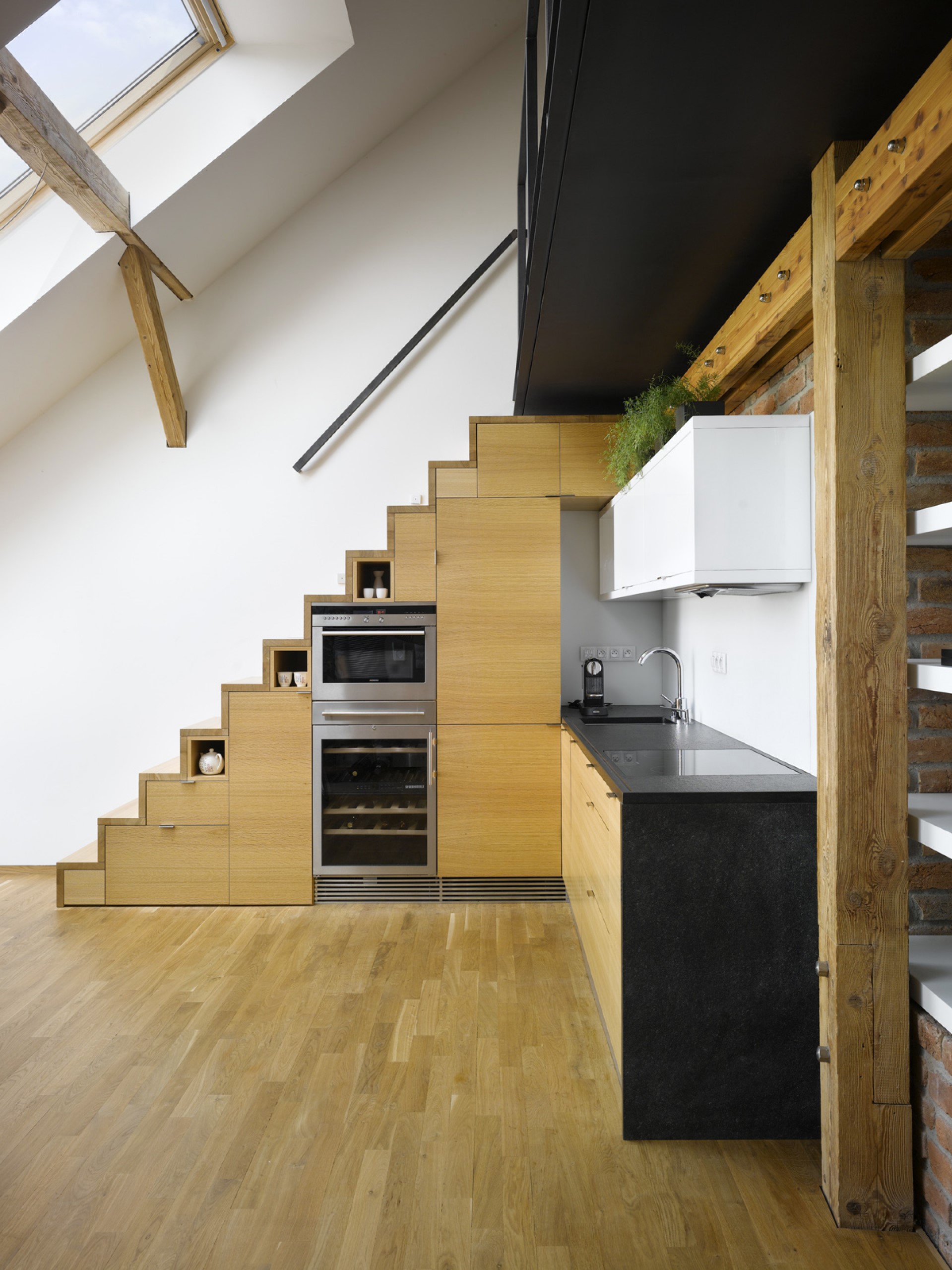 En fonction de l'espace disponible, la cuisine peut être conçue comme une simple paroi linéaire d'armoires avec tous les appareils encastrables.