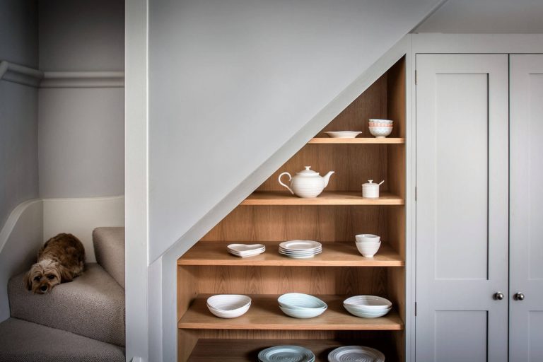 55 idées étonnantes et pratiques pour votre cuisine sous l'escalier ...