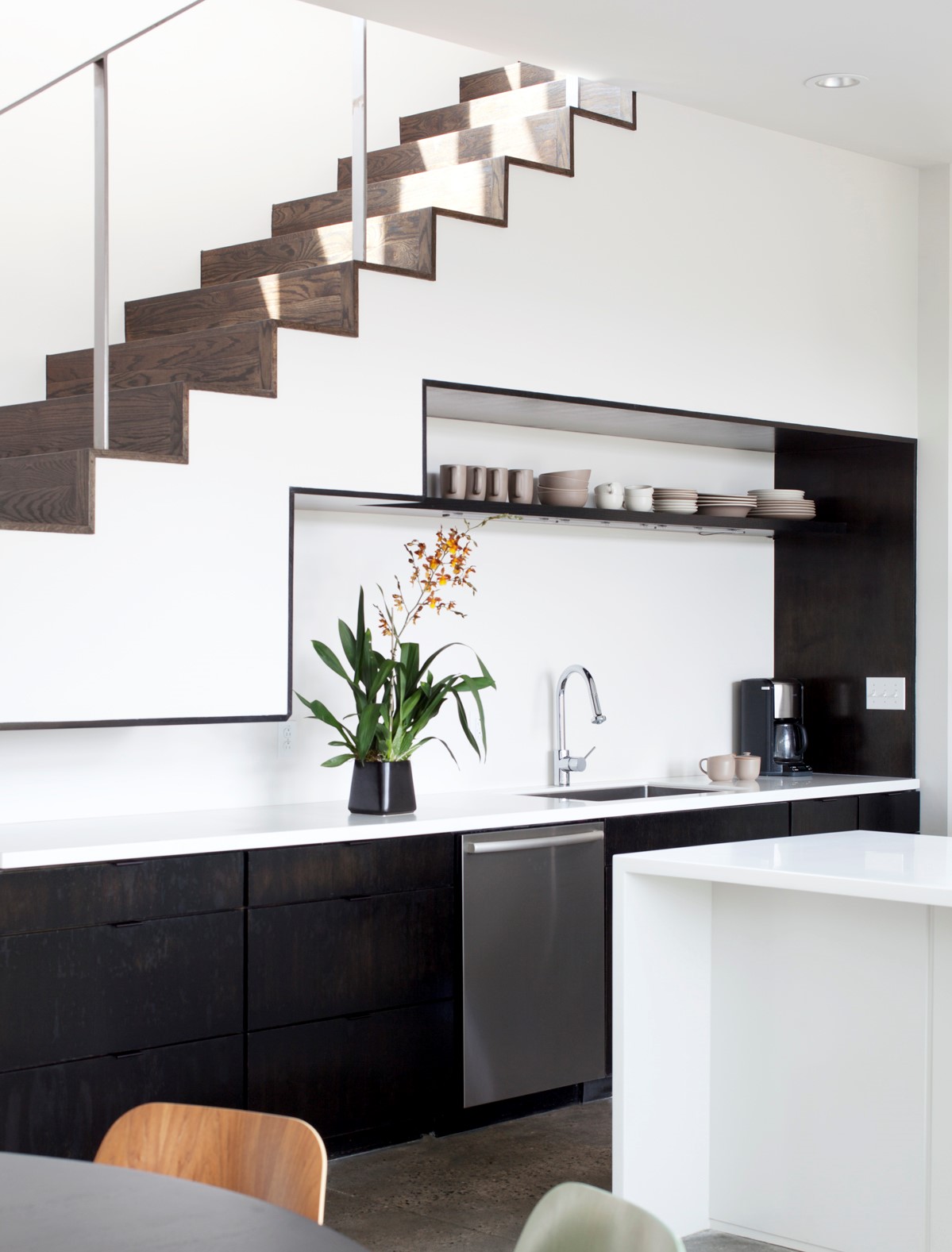 Même si vous vivez dans une petite maison ou un petit appartement, l’ajout de la cuisine dans l’espace sous les escaliers n’est pas un problème.