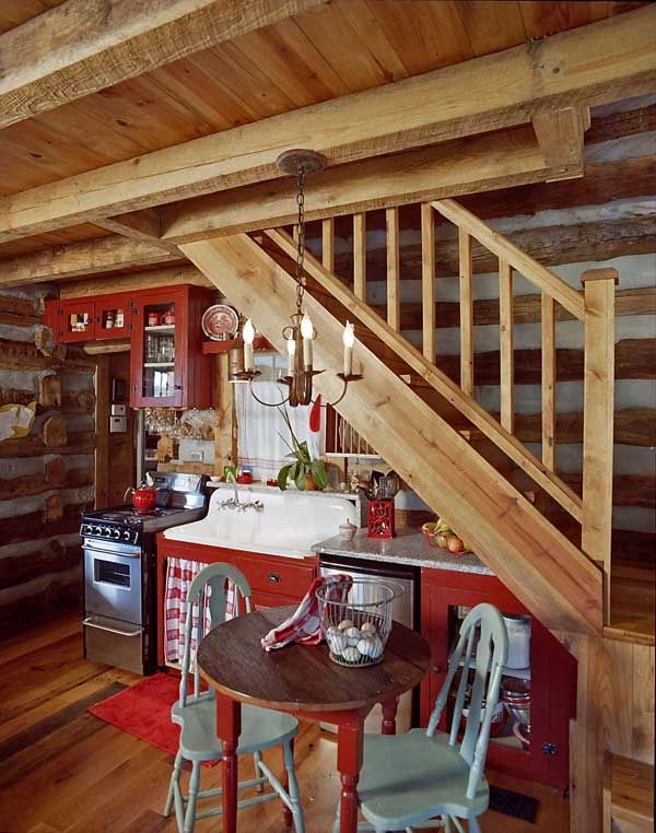 De nombreuses personnes laissent vide l'espace sous les escaliers et oublient de créer une jolie petite cuisine.
