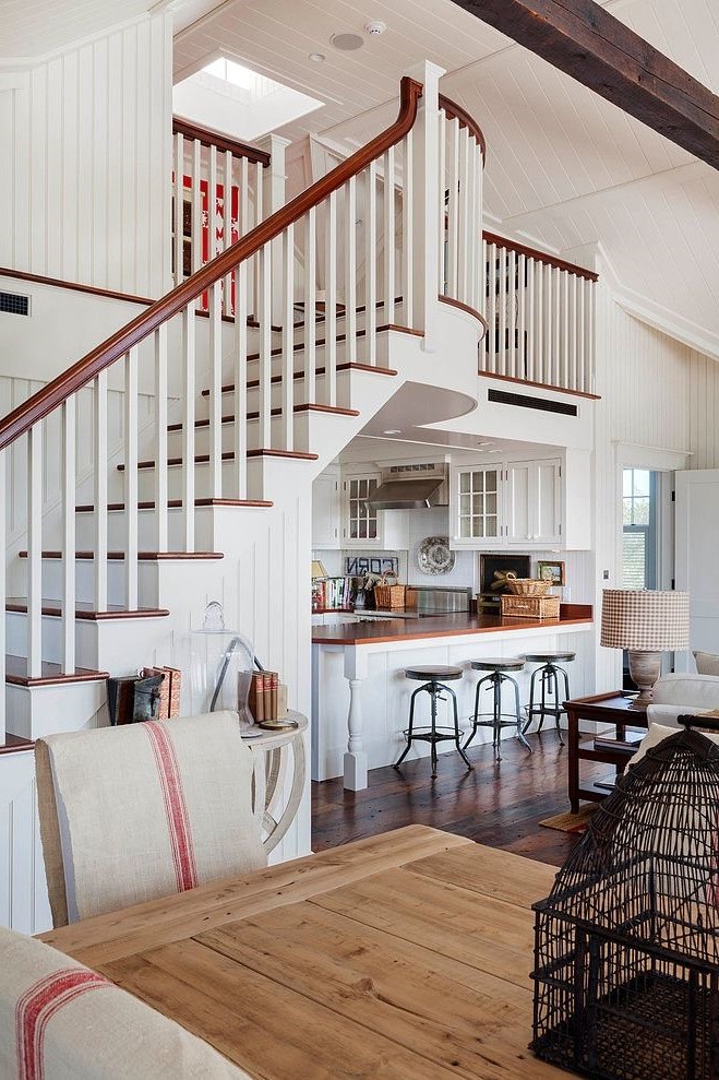 La cuisine sous l'escalier est un bon choix pour relier le salon à une cuisine dans un espace ouvert.