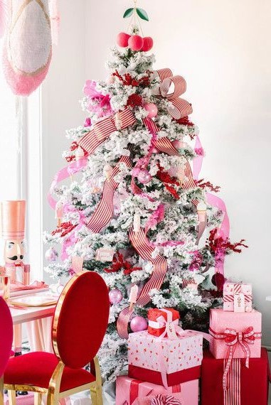 Arbre de Noël rose moderne qui attirera l'attention de vos invités.