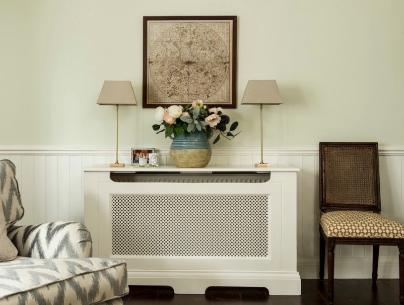 Ces cache-radiateurs agissent davantage comme des meubles car les dessus en bois offrent une isolation suffisante contre la chaleur pour que vous puissiez y poser des objets curieux.