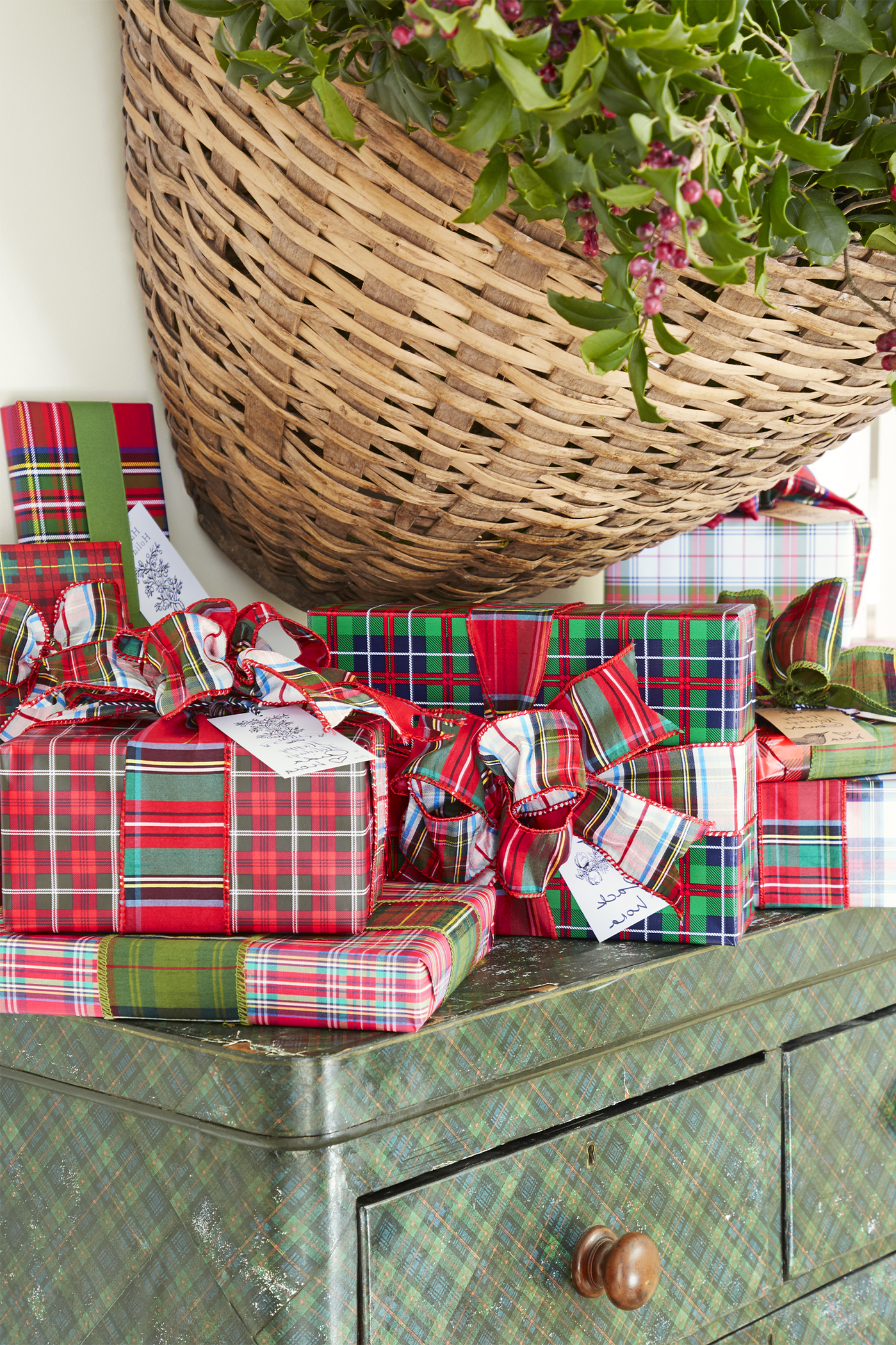 Comment faire un paquet cadeau original? Utilisez du papier d'emballage à carreaux.