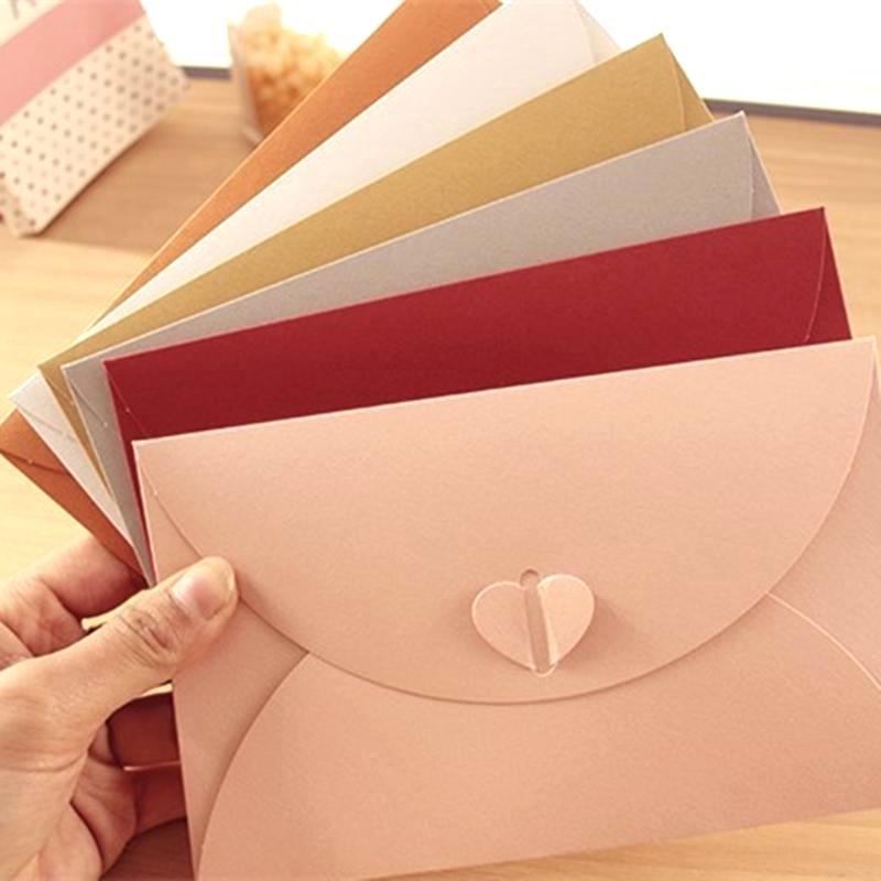 Enveloppes décorées d'accents en forme de coeur.