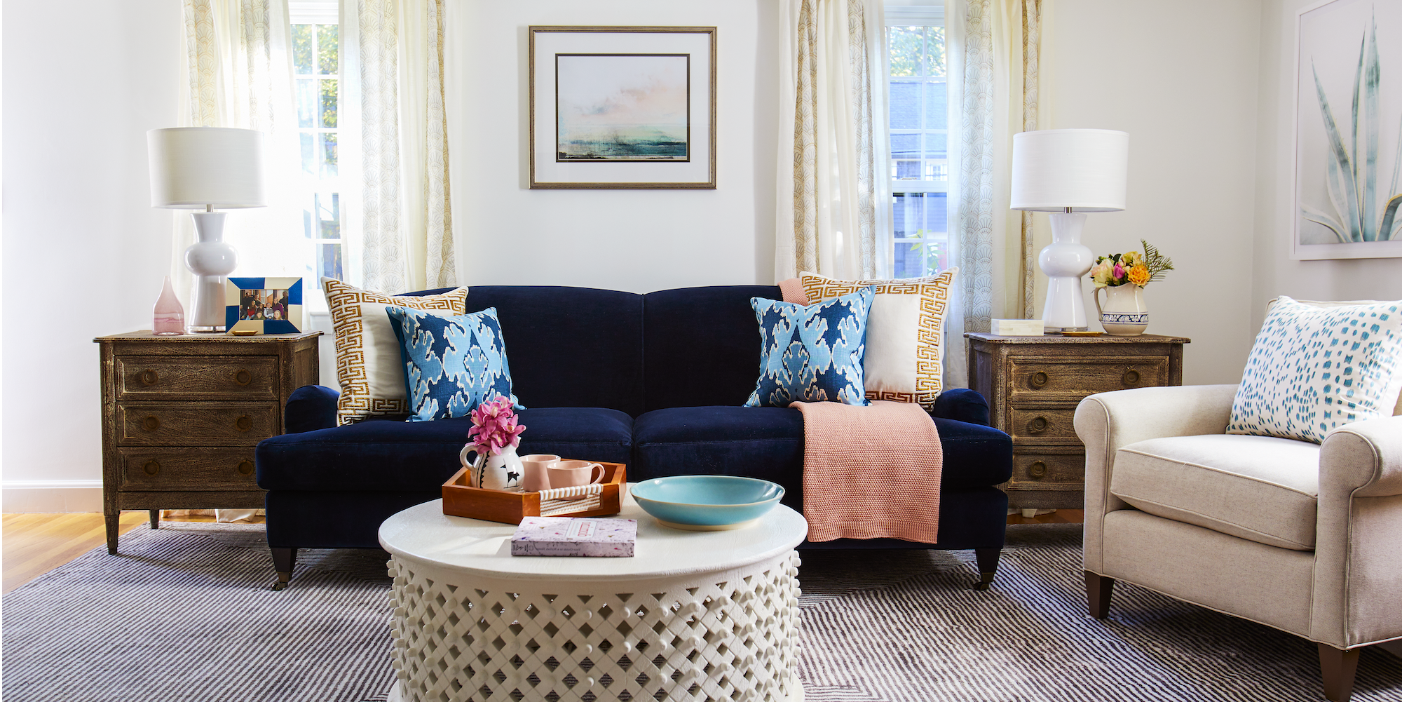 Idées déco de salon: Ajoutez un luxueux canapé en velours de couleur riche.