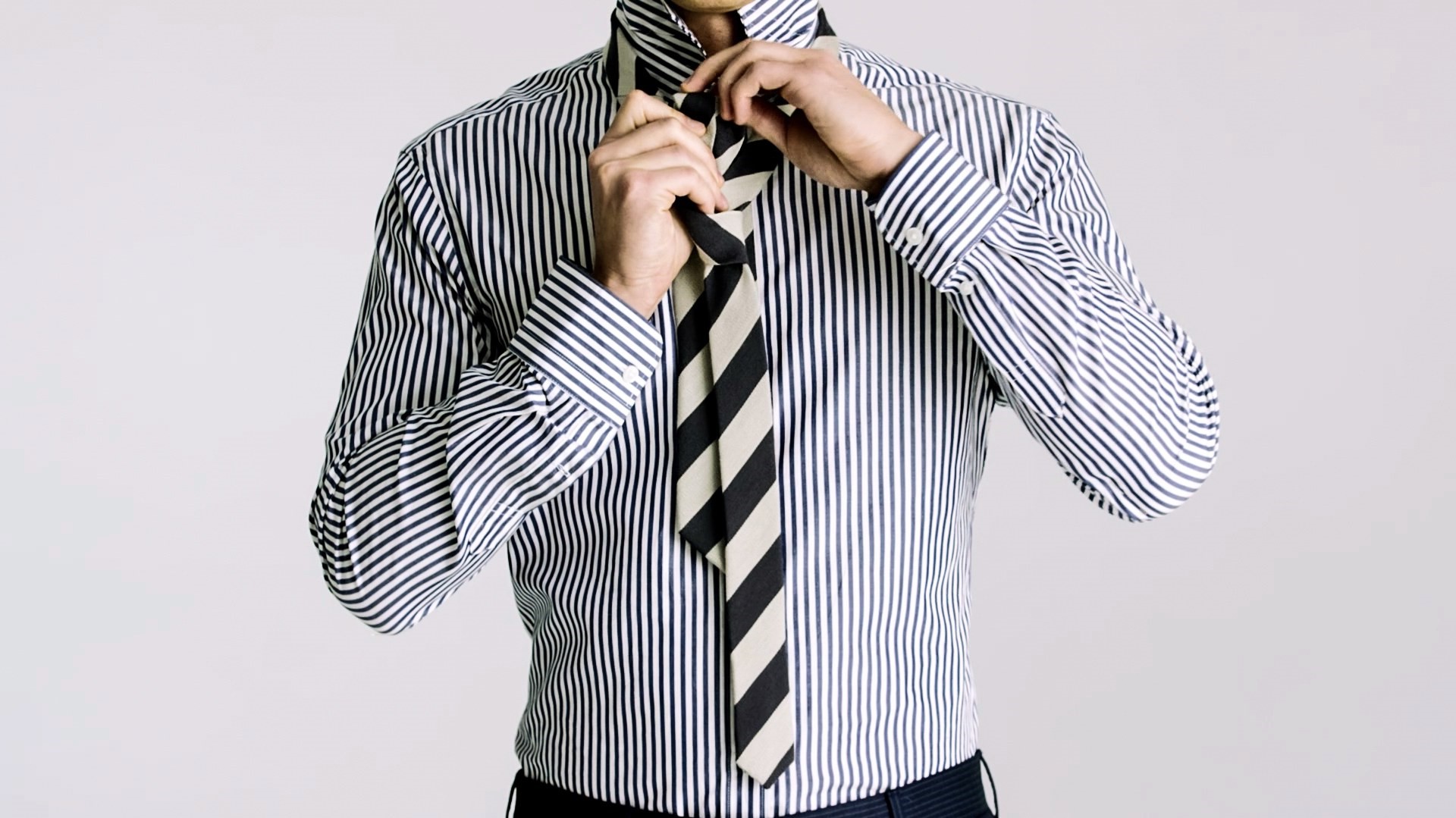 Apprenez à créer un noeud de cravate facile avec nos tutoriels.