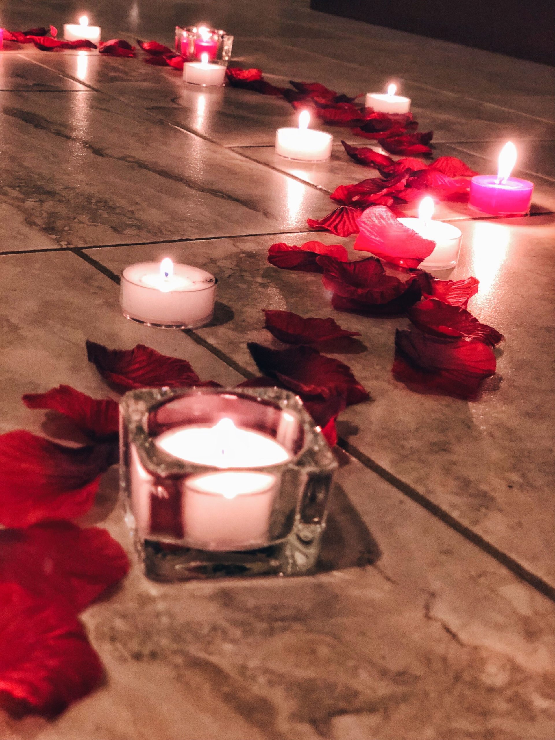 Décoration romantique avec des bougies pour la Saint-Valentin.