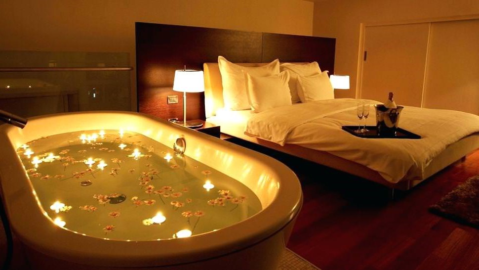 Atmosphère romantique dans la chambre à coucher.