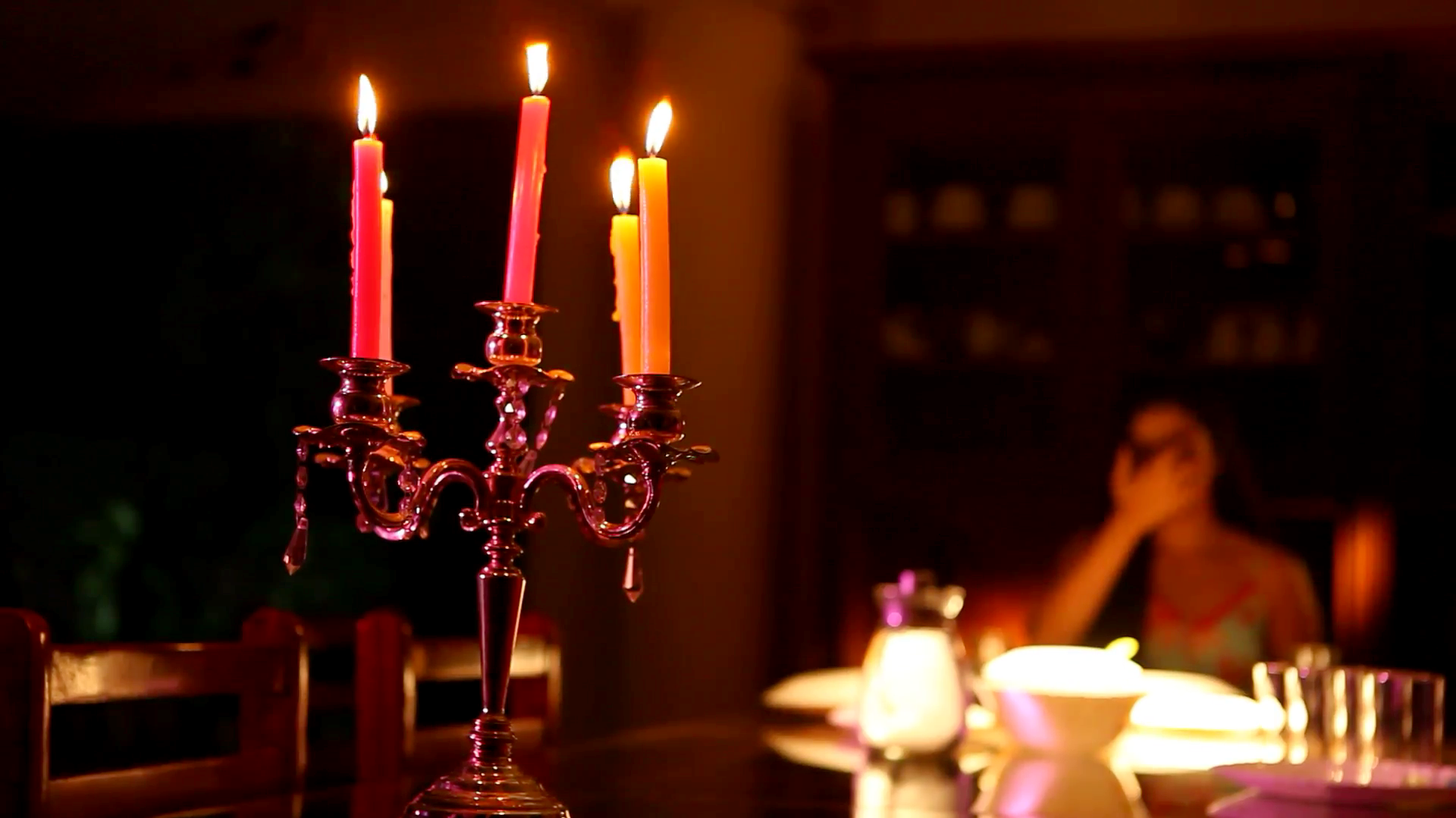 Décoration avec des bougies pour la Saint-Valentin.