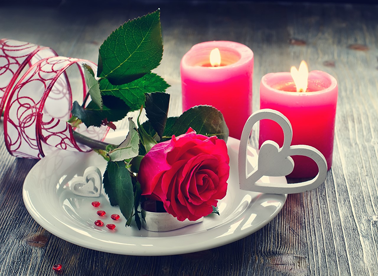 Décoration romantique avec des bougies pour la Saint-Valentin.