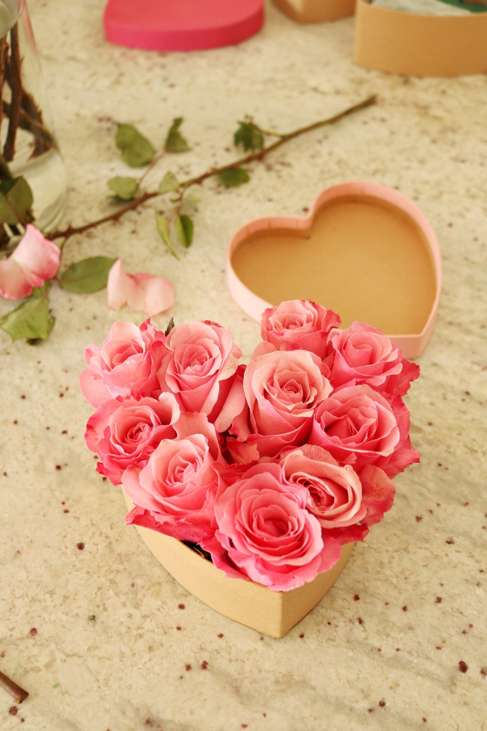 Boîte de roses en forme de coeur.