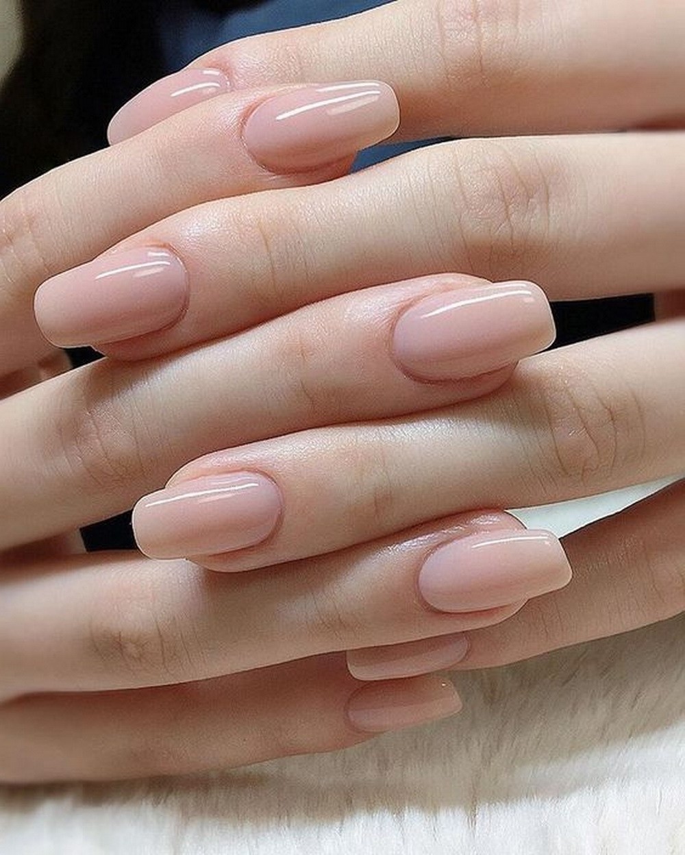 Vernis à ongles nude.